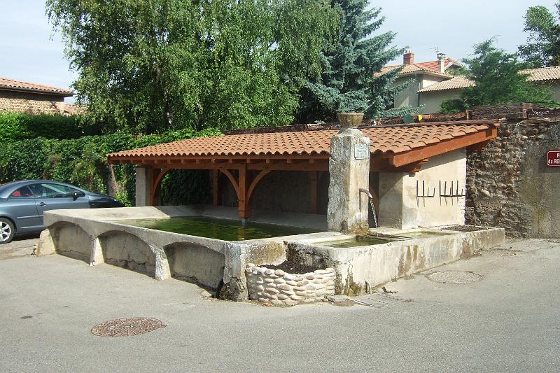 2011-05- (655).JPG - Altes Waschhaus bei Agnin